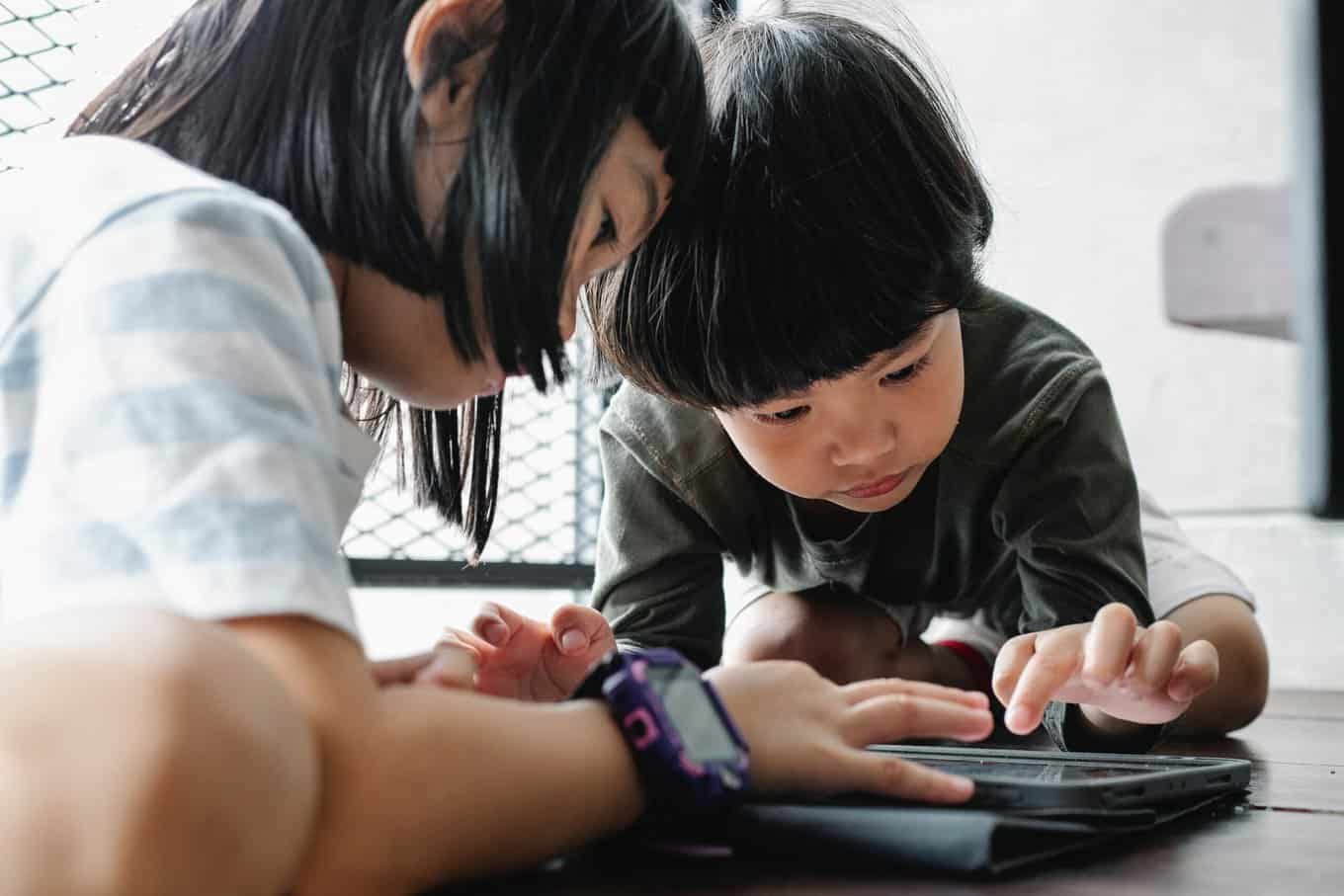 inside-pulse-kids-playing-on-tablet